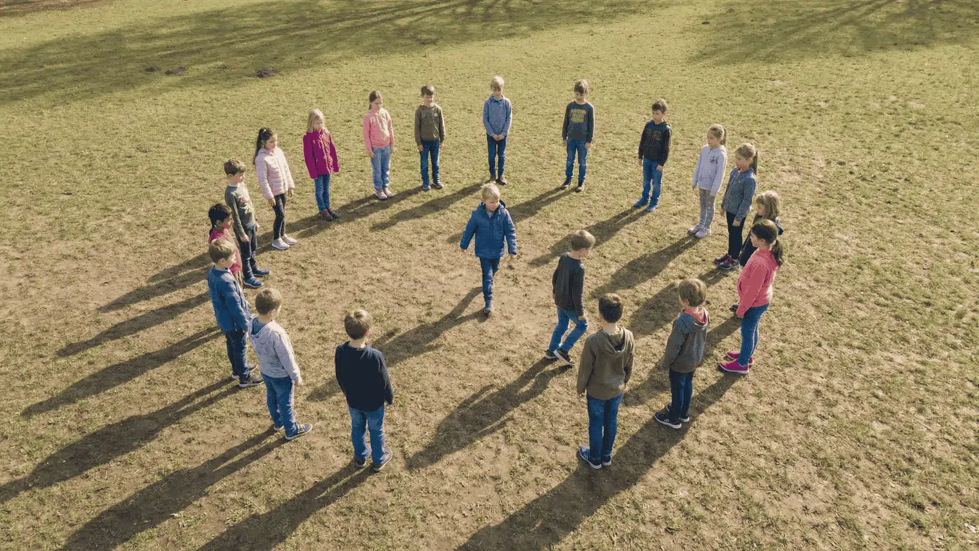 Children switching positions in a circle with one in center